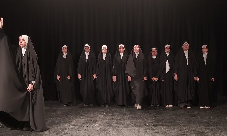 نمایش «از کشف تا عهد» روایت گر حجاب زنان مسلمان ایران است نمایش «از کشف تا عهد» روایت گر حجاب زنان مسلمان ایران است