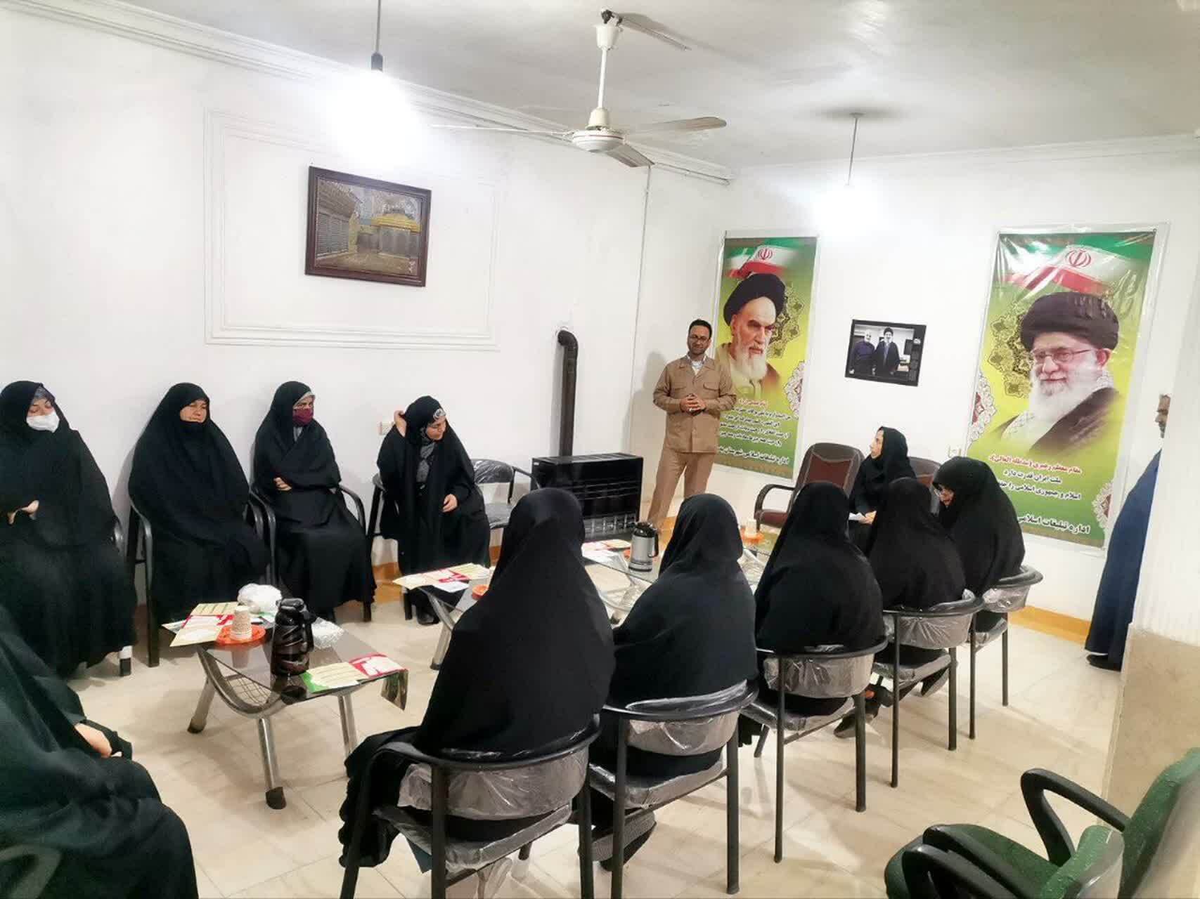 نقش مادر،تربیت فرزند شایسته،برای کادرسازی در جامعه اسلامی است نقش مادر،تربیت فرزند شایسته،برای کادرسازی در جامعه اسلامی است